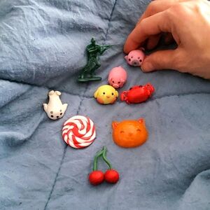 Kids Set of 9 goodie bag charms, accessories, cat, seal pup, piggy and more.